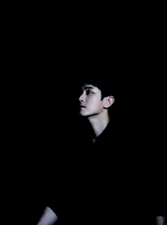 김동완은 1998년 가수 신화로 데뷔했다. 2011년 뮤지컬 '헤드윅'을 시작으로 '애드거 앨런 포' '시라노' '잰틀맨스 가이드' '썸씽로튼'에 출연했다. 2020년에는 연극 '렁스'에 참여해 주목을 받았다.